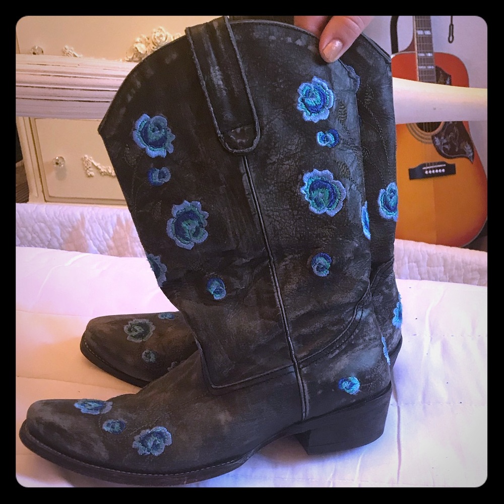 Black Roper with blue flowers!